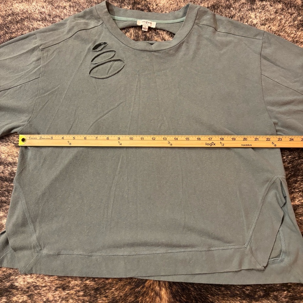 Women’s Umgee Size Large Distressed Three Quarter Sleeve Top, Blue / Green Color - Picture 8 of 9